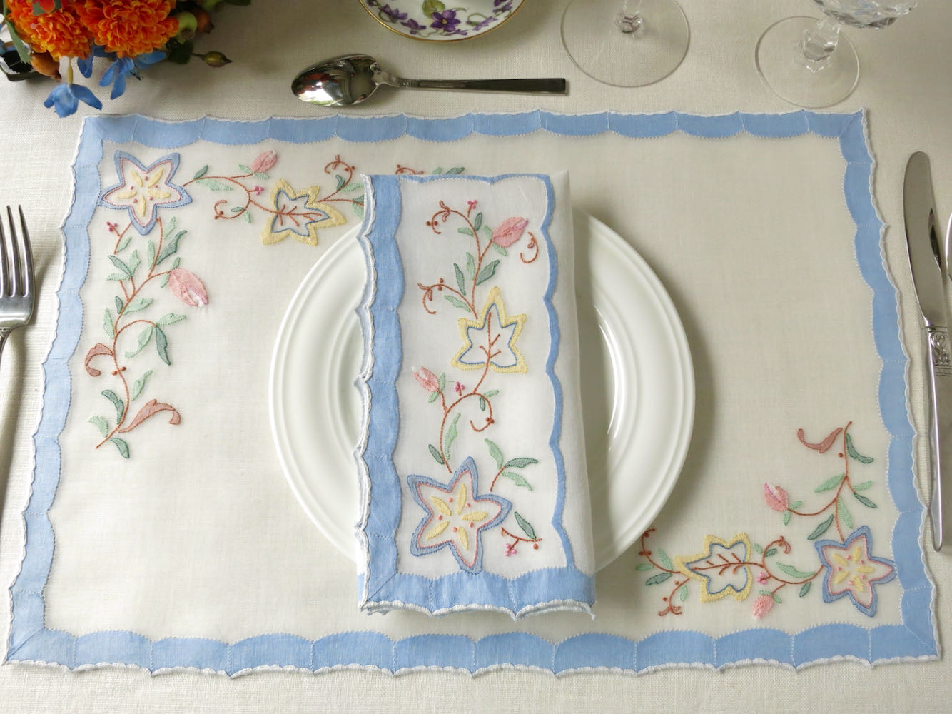 Vibrant Vintage Madeira Embroidery 17pc Placemat Set for 8