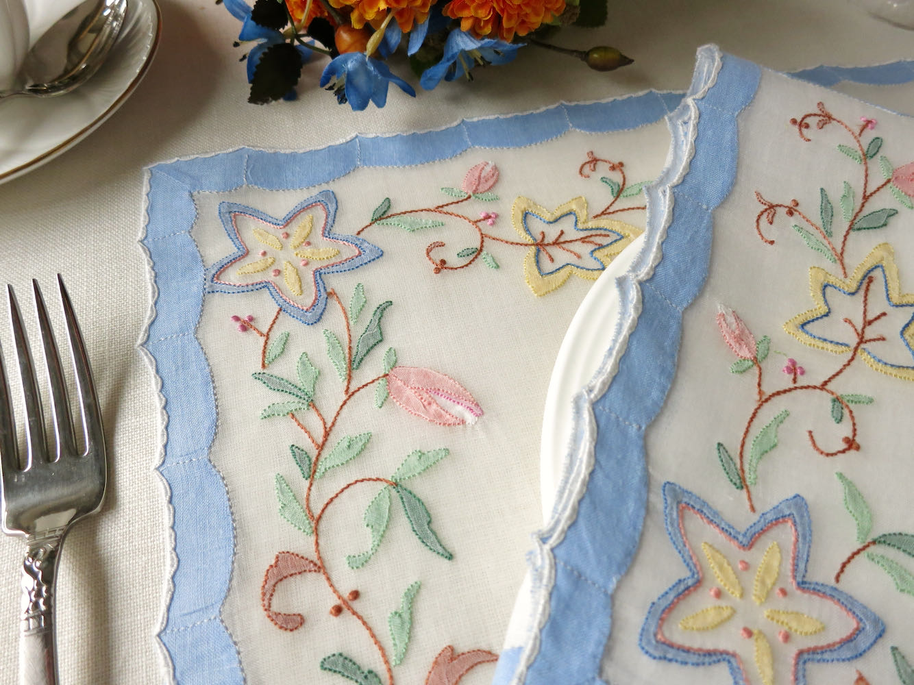 Vibrant Vintage Madeira Embroidery 17pc Placemat Set for 8