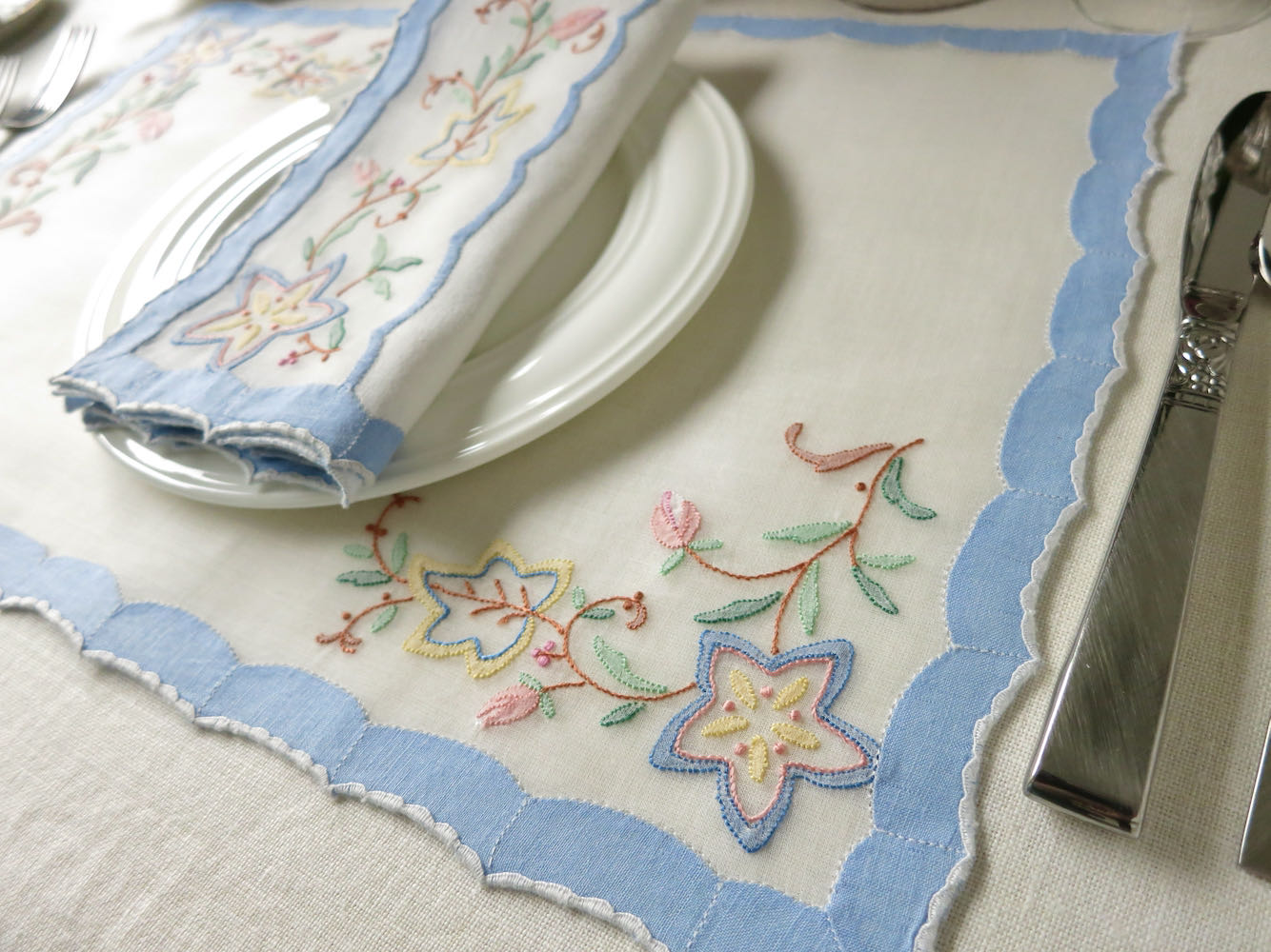 Vibrant Vintage Madeira Embroidery 17pc Placemat Set for 8