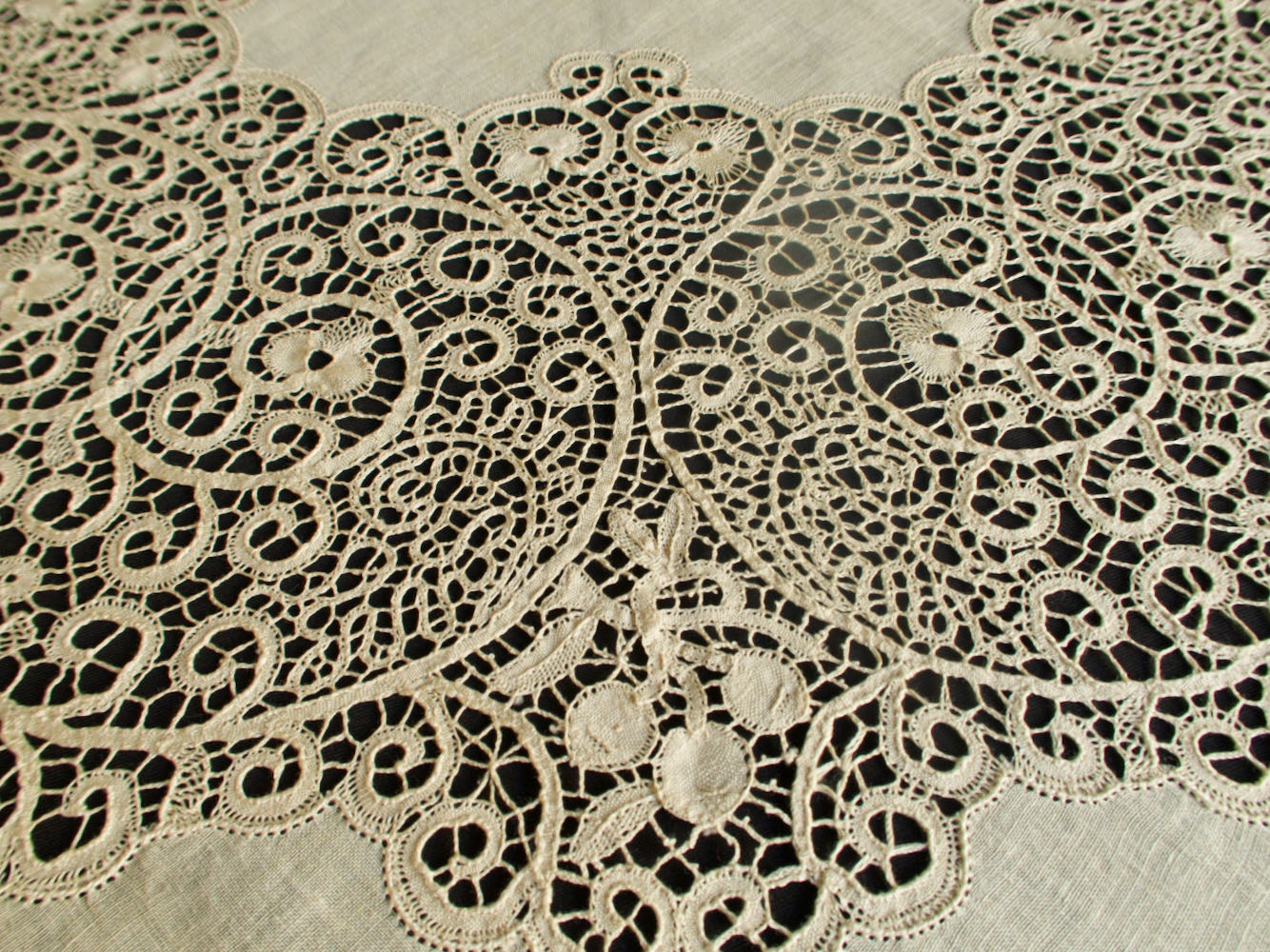 Vintage Italian Cantu Lace & Linen Round Tablecloth 98"