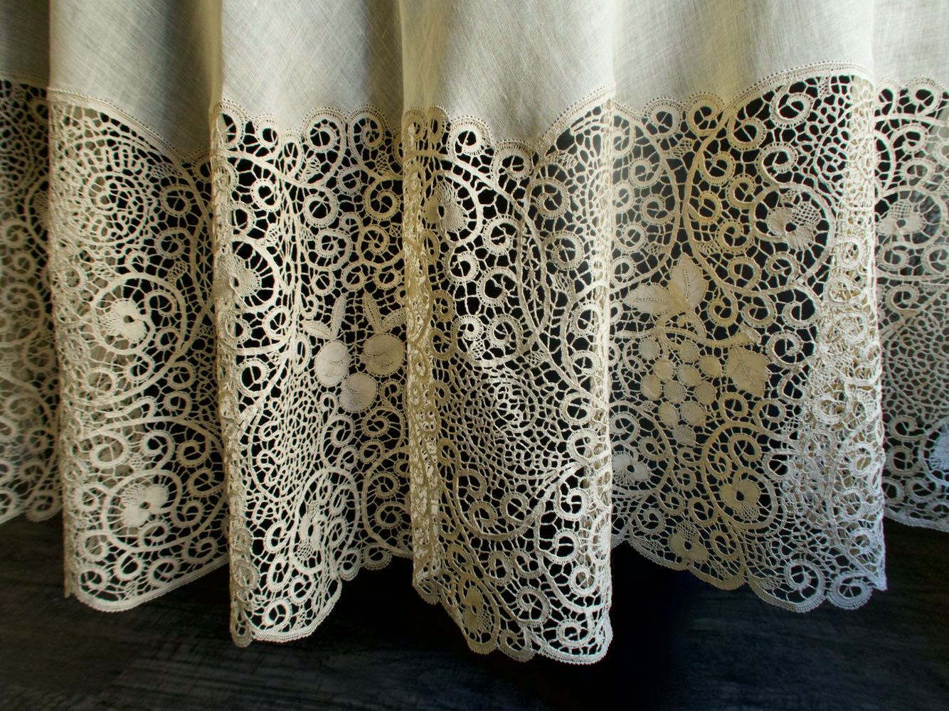 Vintage Italian Cantu Lace & Linen Round Tablecloth 98"