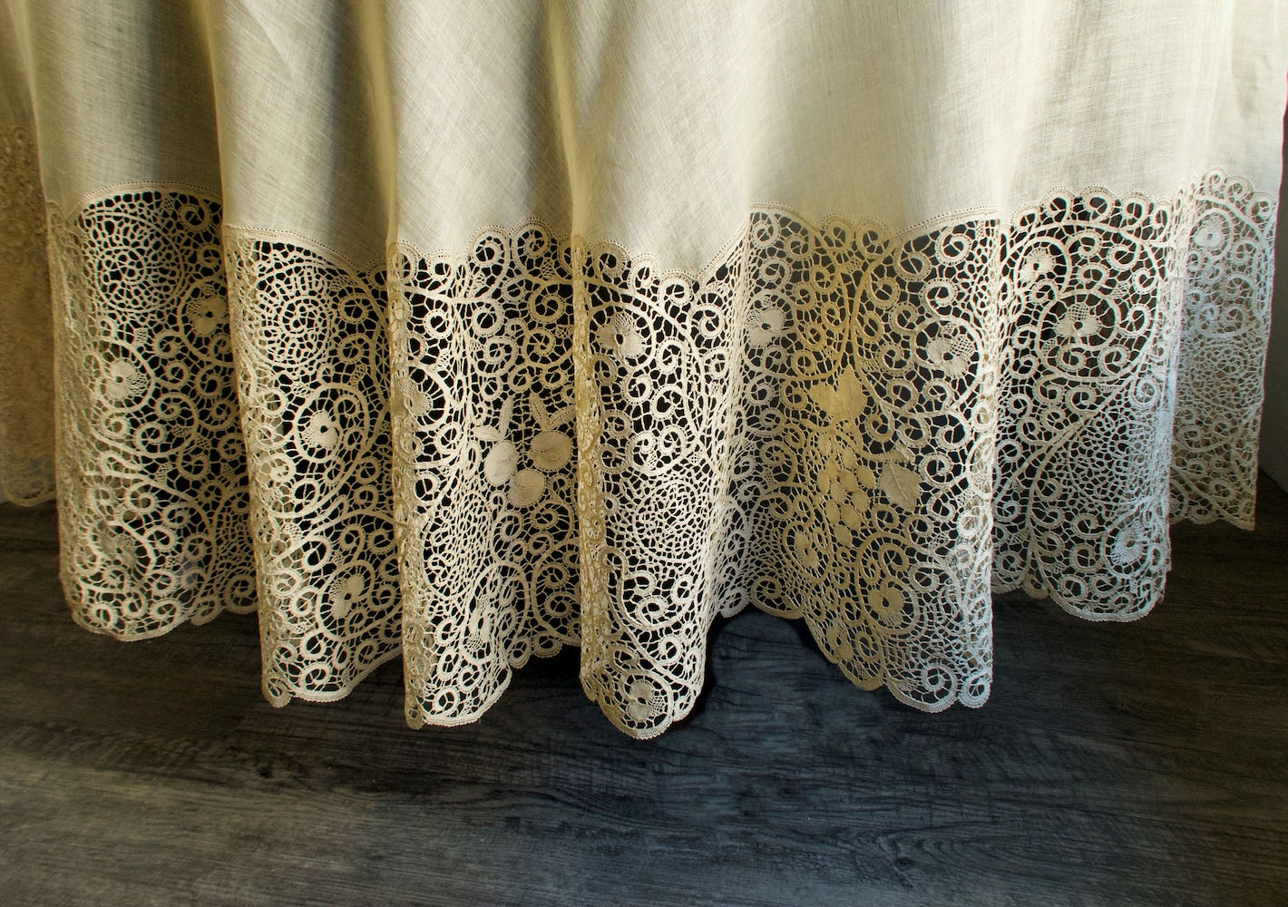 Vintage Italian Cantu Lace & Linen Round Tablecloth 98"