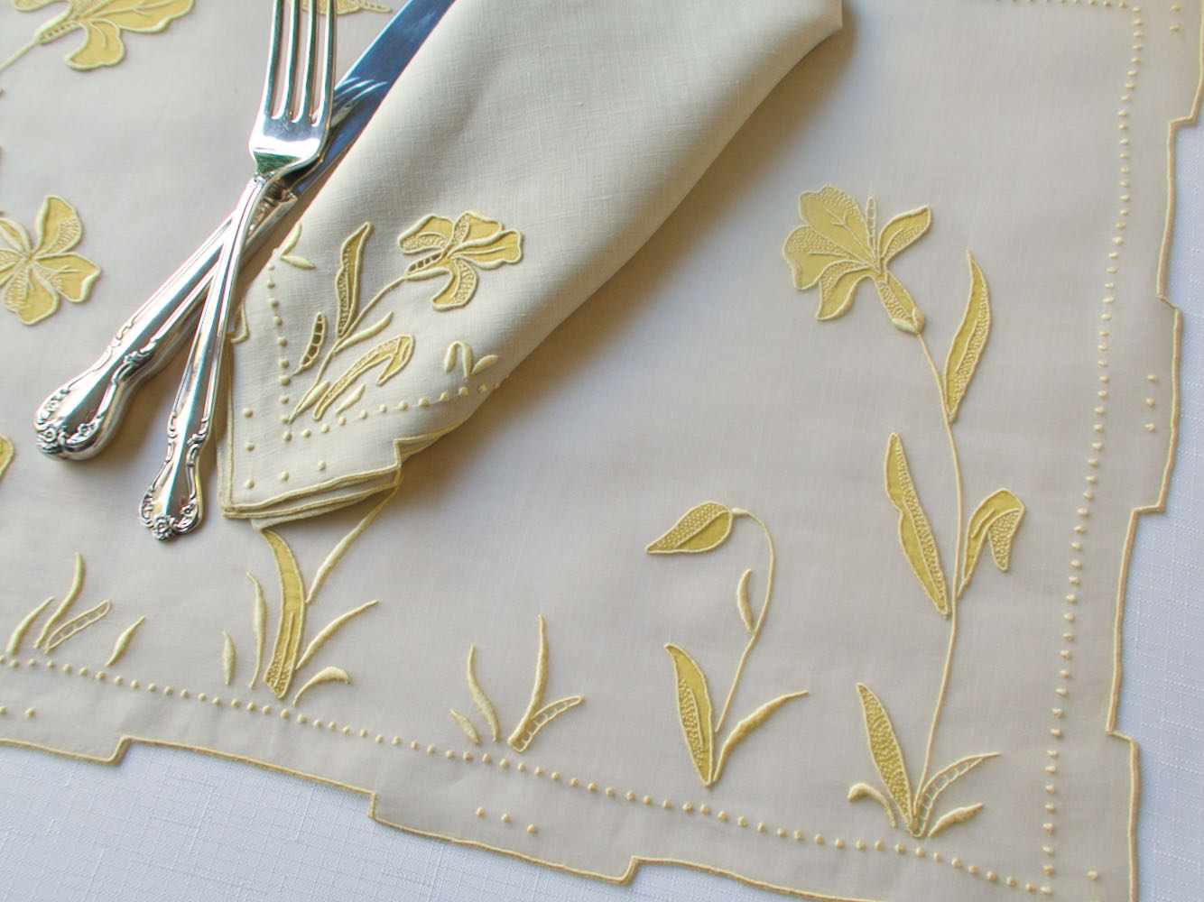 "Iris" in Yellow Vintage Marghab Madeira 17pc Placemat Set for 8