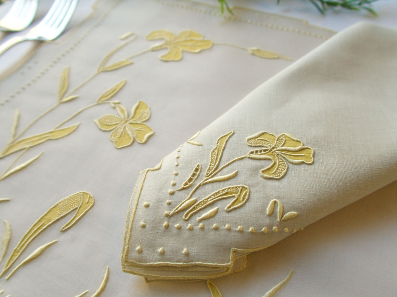 "Iris" in Yellow Vintage Marghab Madeira 17pc Placemat Set for 8