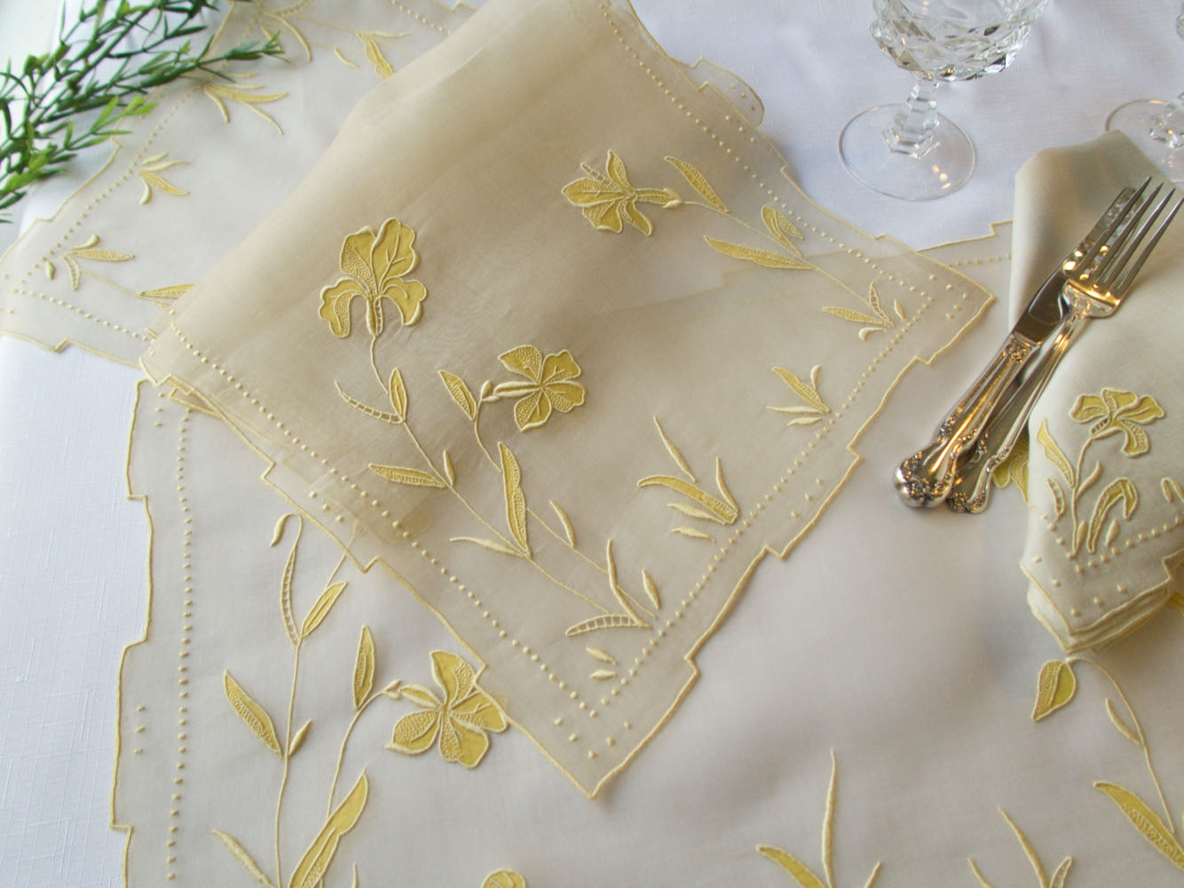 "Iris" in Yellow Vintage Marghab Madeira 17pc Placemat Set for 8