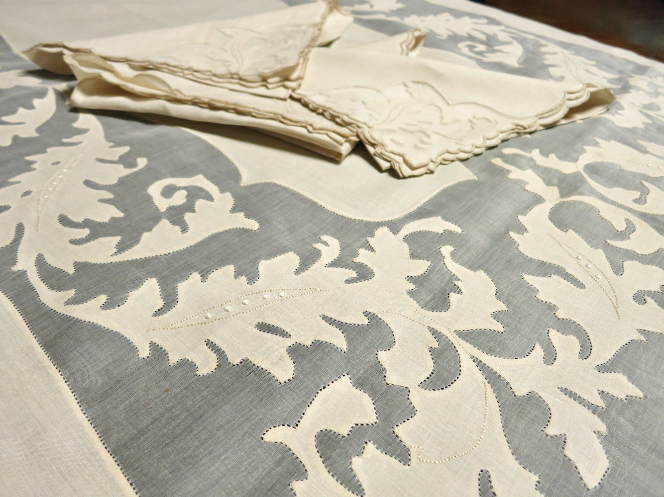Acanthus Leaves Vintage Madeira Tablecloth & 12 Napkins, 68x106