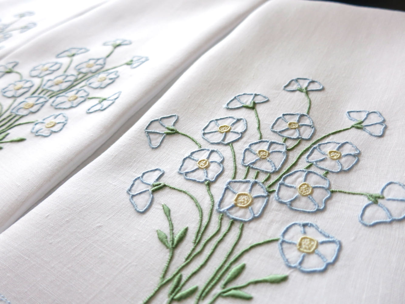 Embroidered guest online hand towels