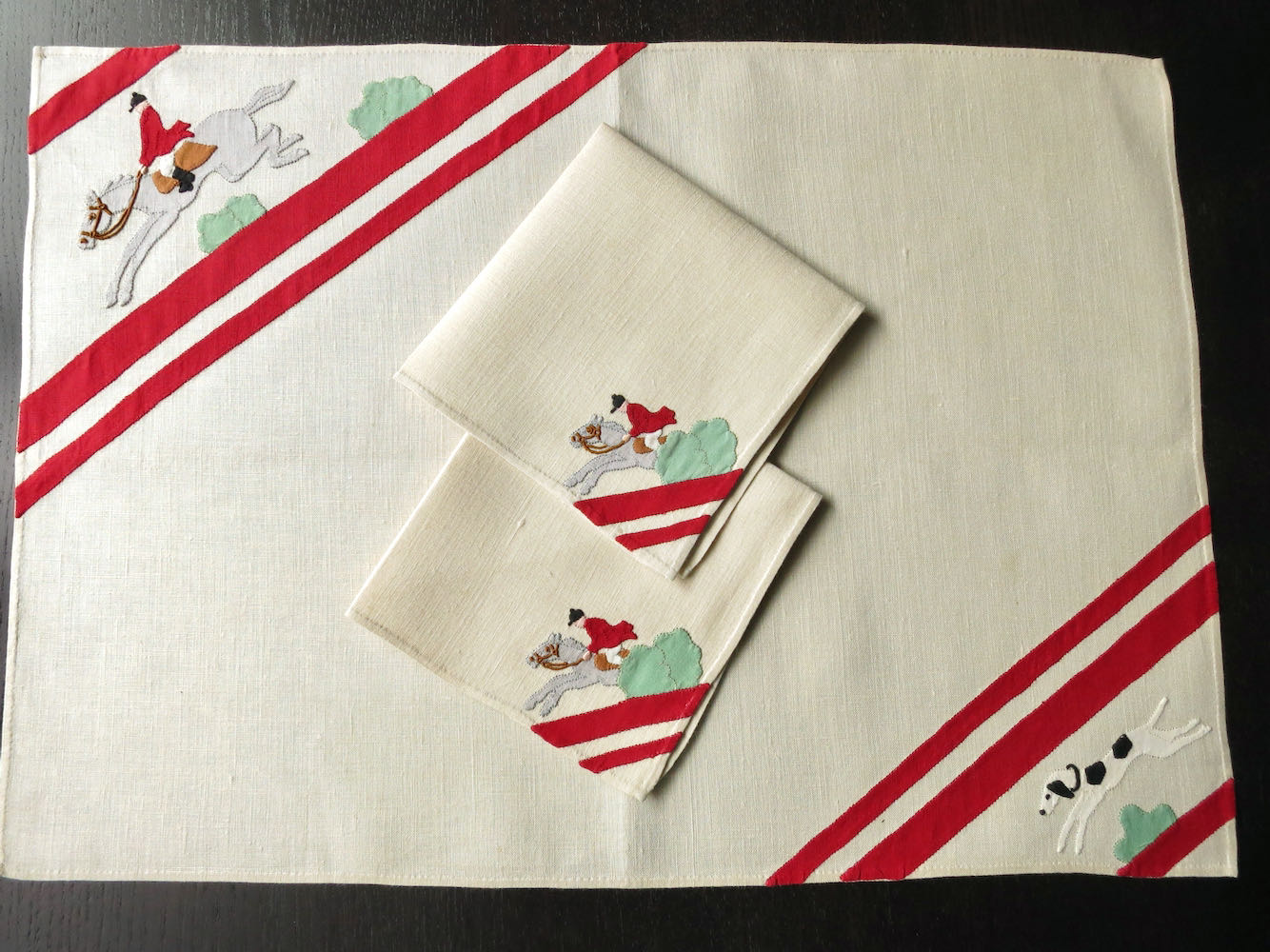 Hound & Hunt Vintage Hand Embroidered Linen 3pc Breakfast Set