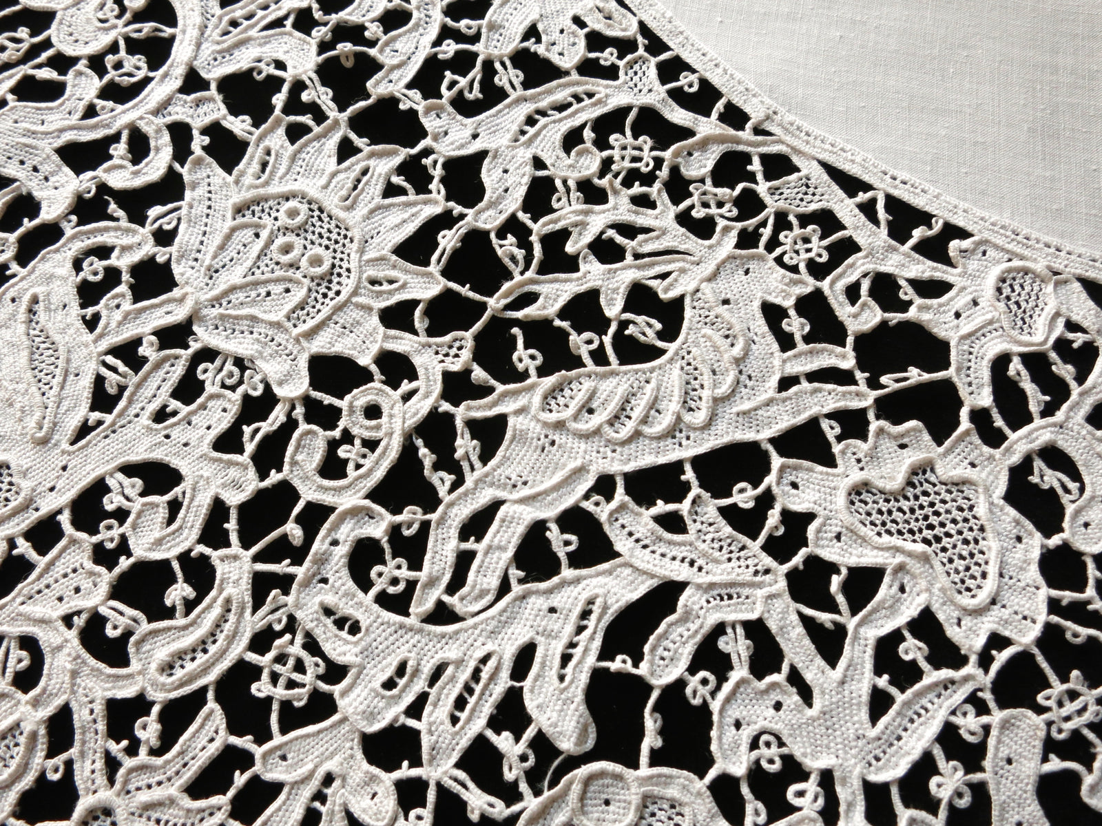 Dogs, Pheasants & Deer c1900 Antique Point de Venise Lace Table Setting for 6