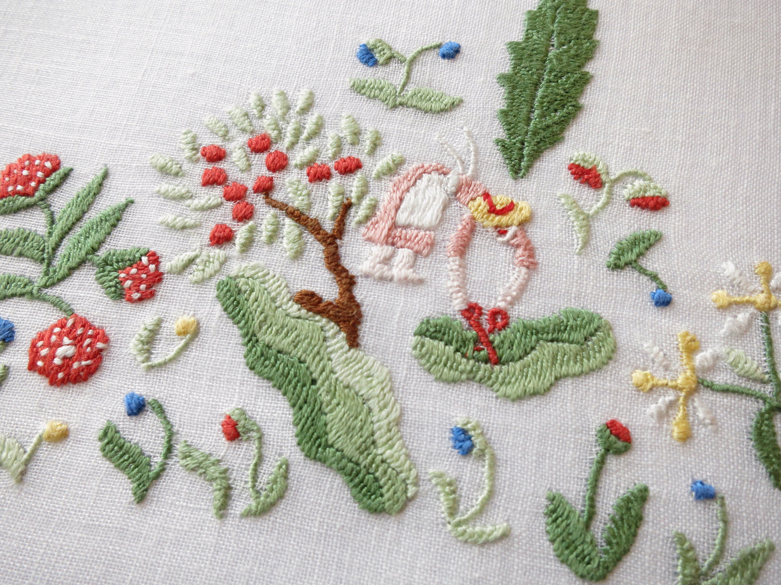 Gardener's Delight Italian Embroidery Linen Table Runner Baroness Rapisardi