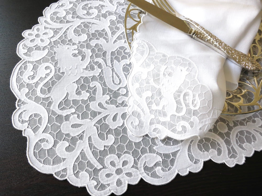 Heraldic Lions Vintage Madeira Embroidery 16pc Placemat Setting for 8