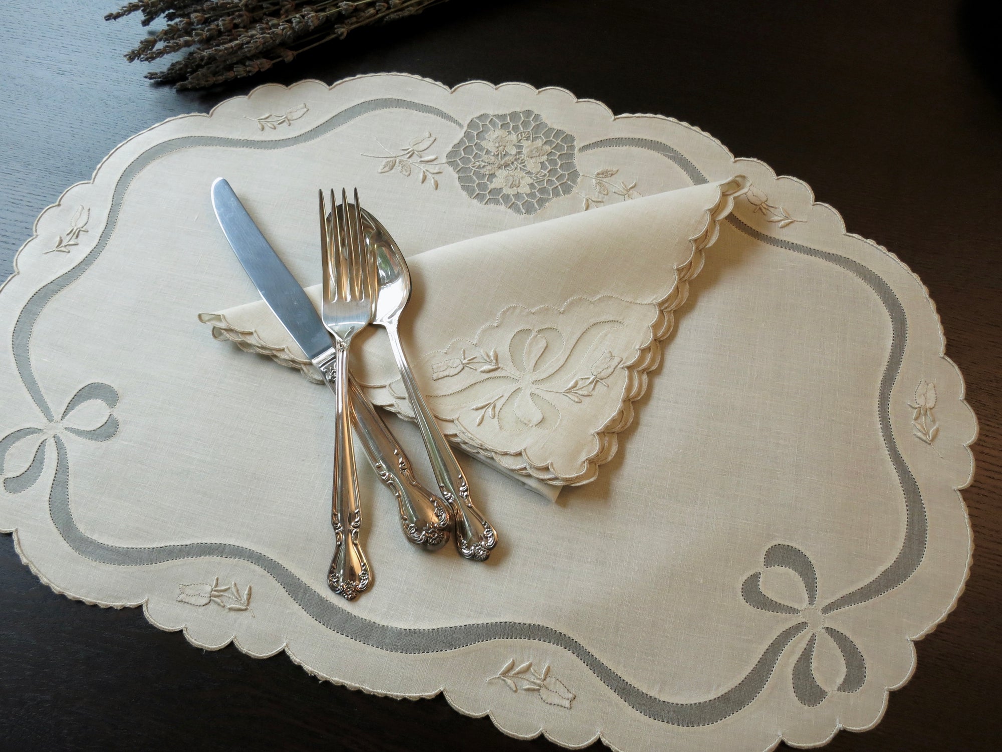 Bows & Bud Roses Vintage Madeira Embroidery 16pc Placemat Setting for 8