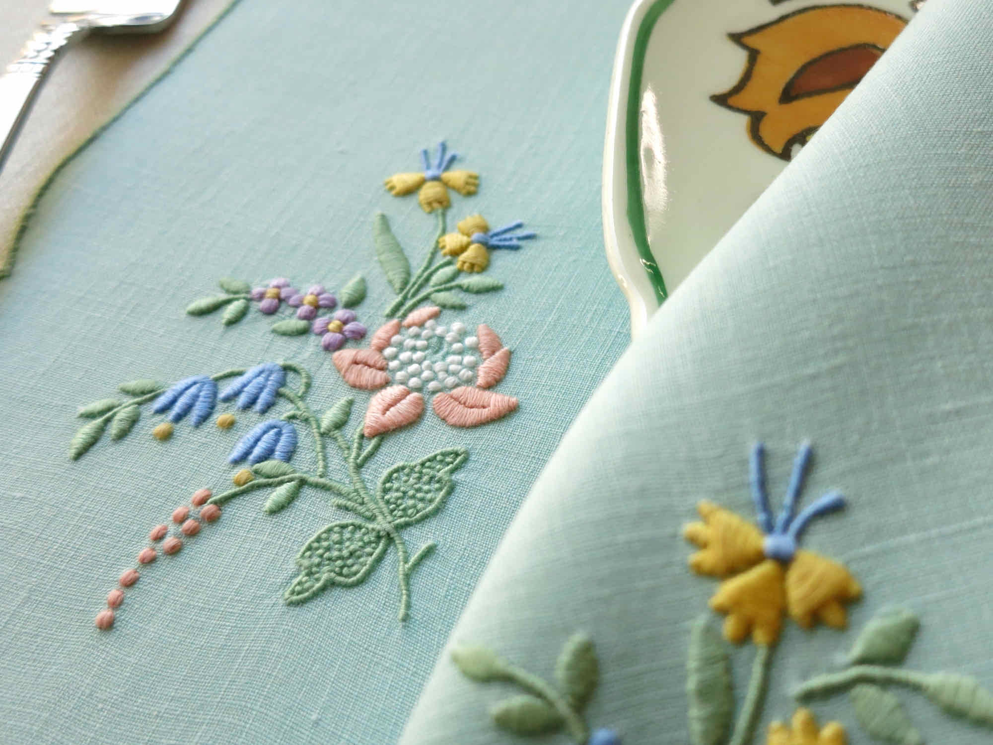 Flowers on Green Linen Vintage Madeira 16pc Placemat Set for 8