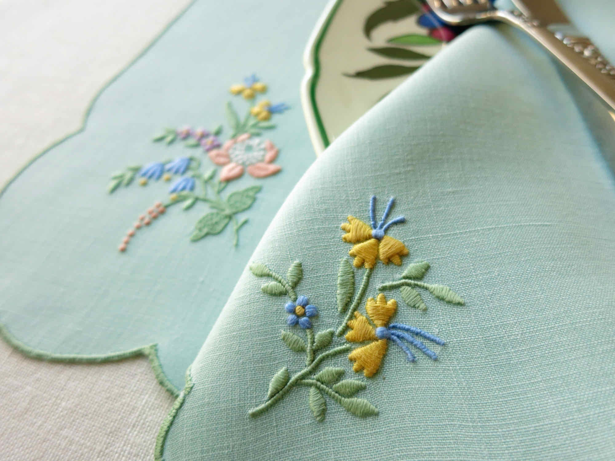 Flowers on Green Linen Vintage Madeira 16pc Placemat Set for 8
