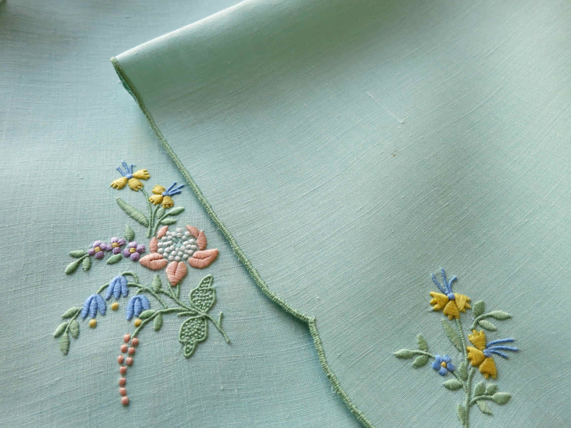 Flowers on Green Linen Vintage Madeira 16pc Placemat Set for 8