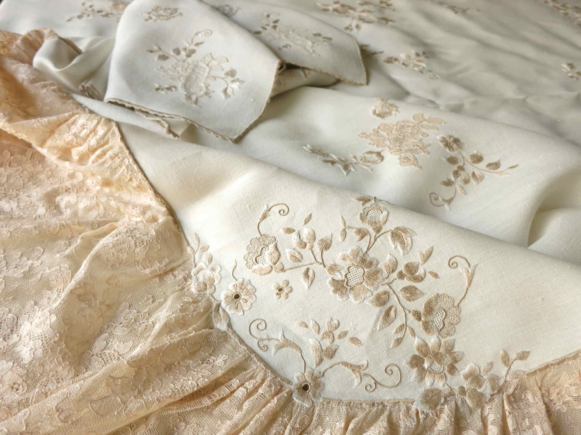 Ruffled French Lace Vintage Tablecloth 68x130" w/ 12 Large & 12 Small Napkins