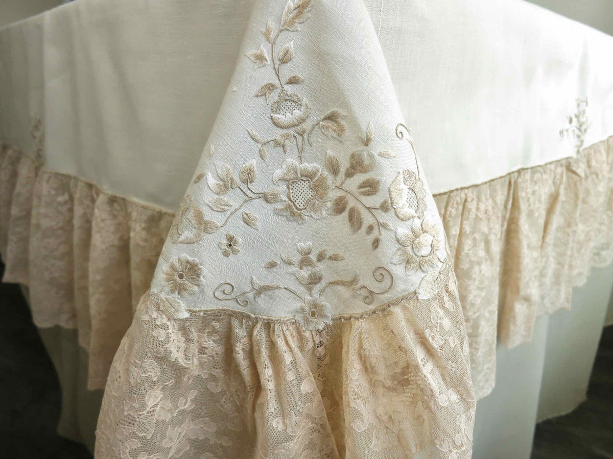 Ruffled French Lace Vintage Tablecloth 68x130&quot; w/ 12 Large &amp; 12 Small Napkins
