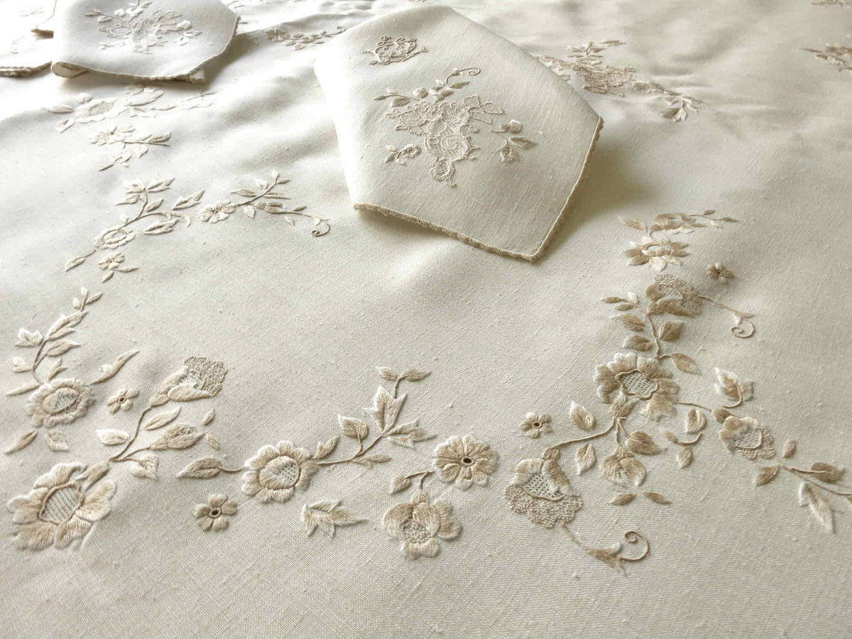 Ruffled French Lace Vintage Tablecloth 68x130&quot; w/ 12 Large &amp; 12 Small Napkins