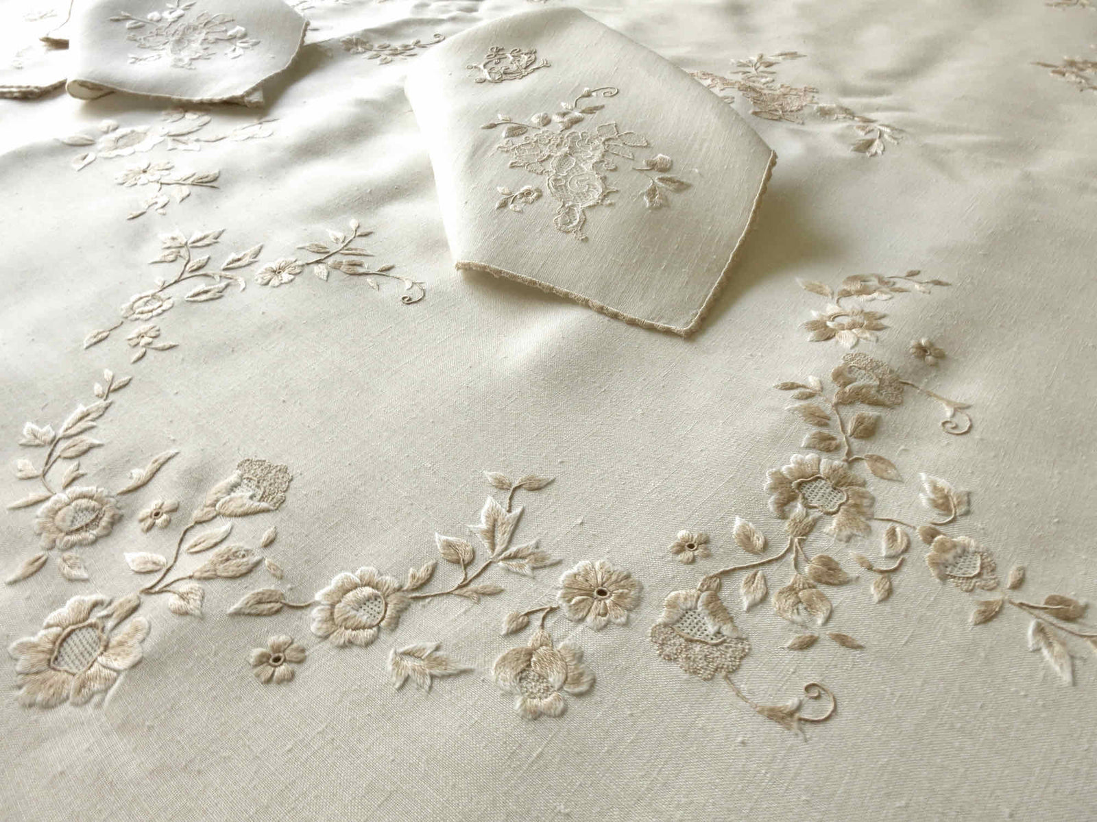 Ruffled French Lace Vintage Tablecloth 68x130" w/ 12 Large & 12 Small Napkins