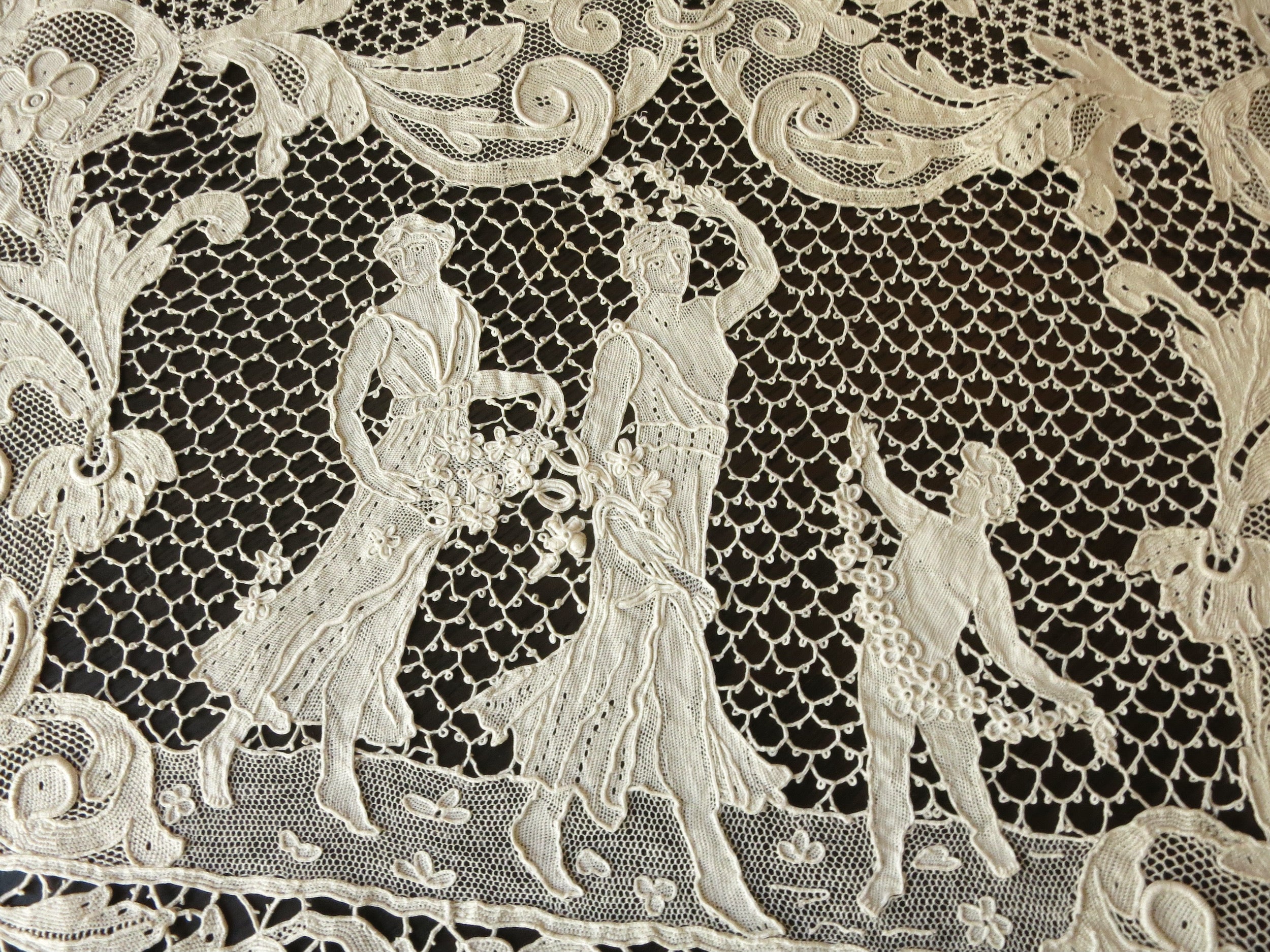 Four Seasons Antique Lace Table Runner 22x58