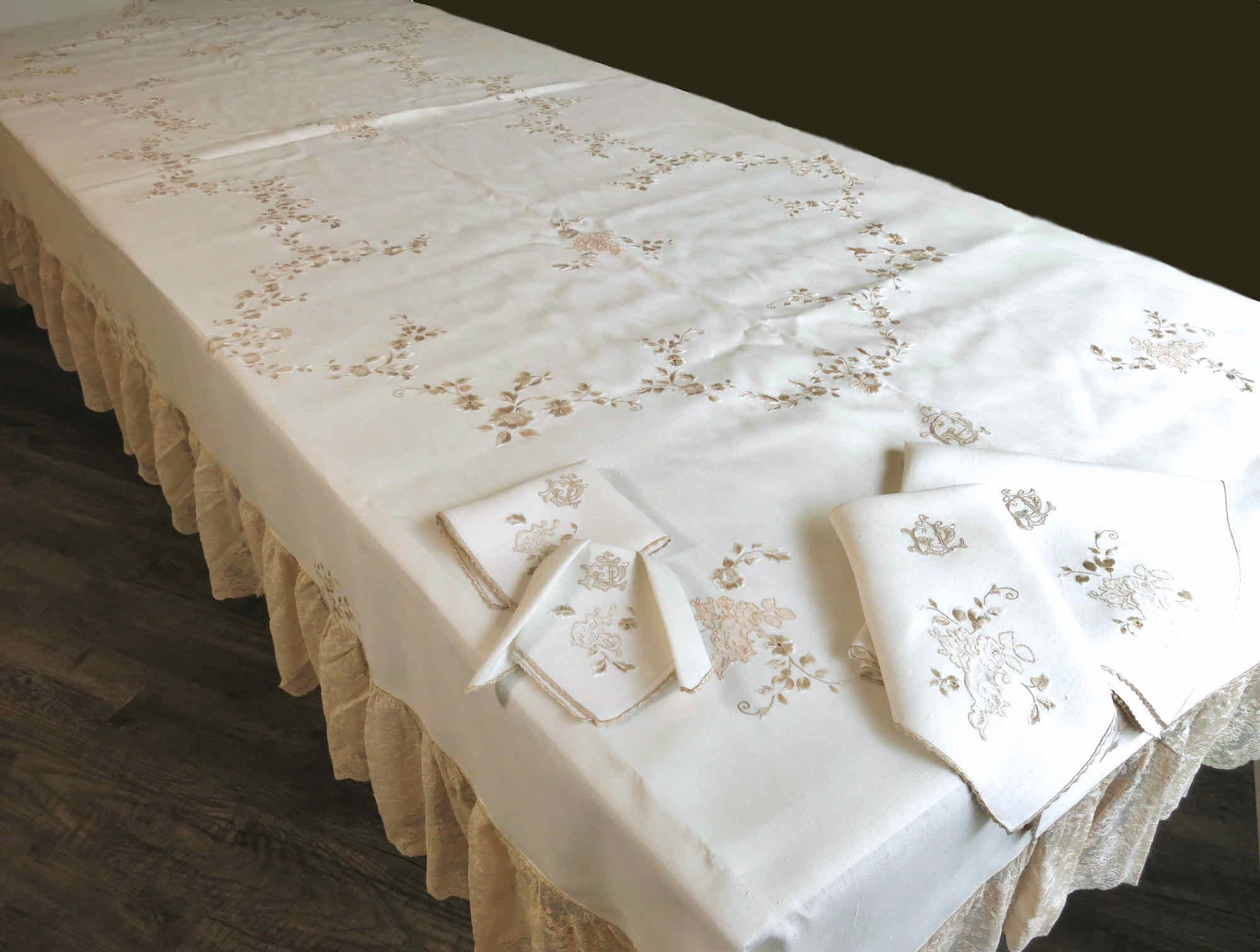 Ruffled French Lace Vintage Tablecloth 68x130" w/ 12 Large & 12 Small Napkins