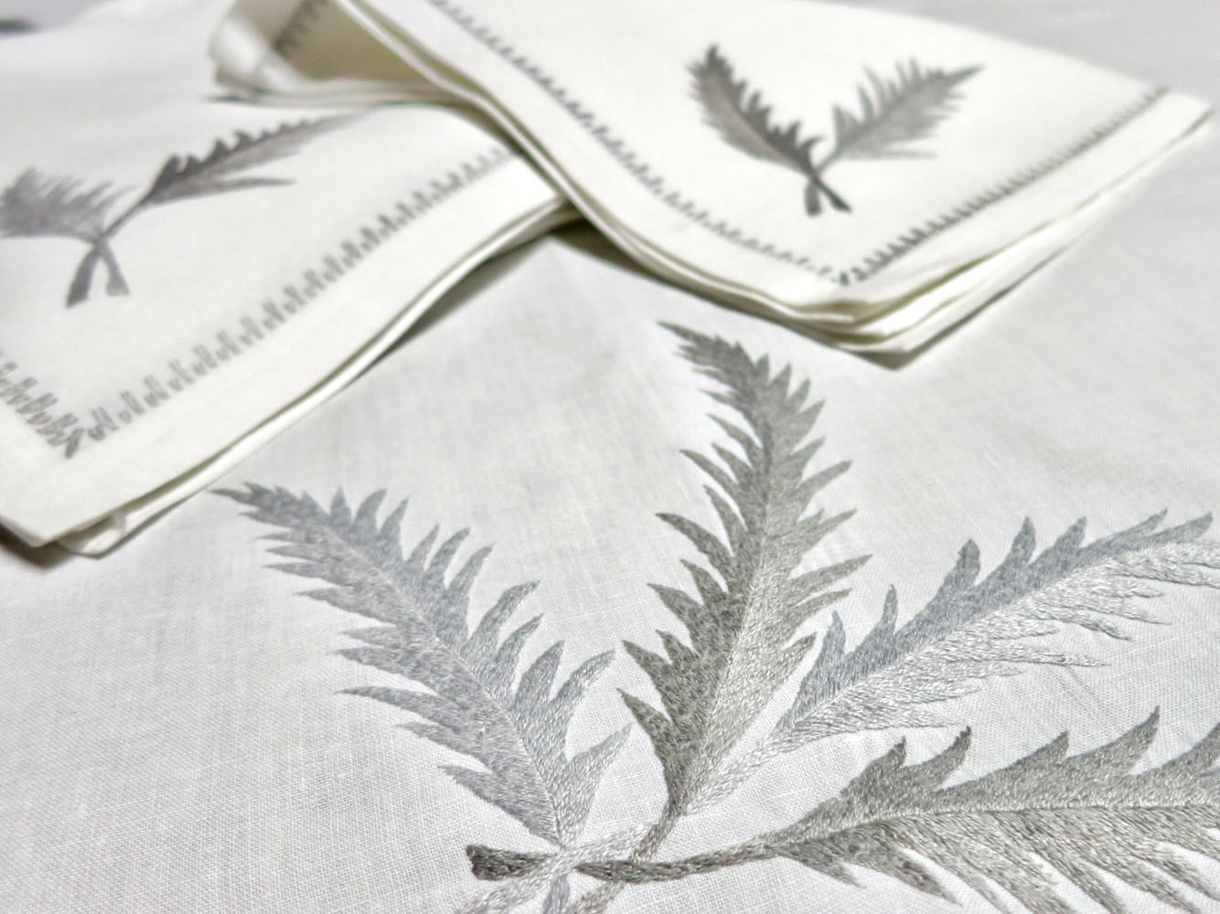 Plumes Vintage Linen Tablecloth 65x130, 12 Dinner + 12 Cocktail Napkins