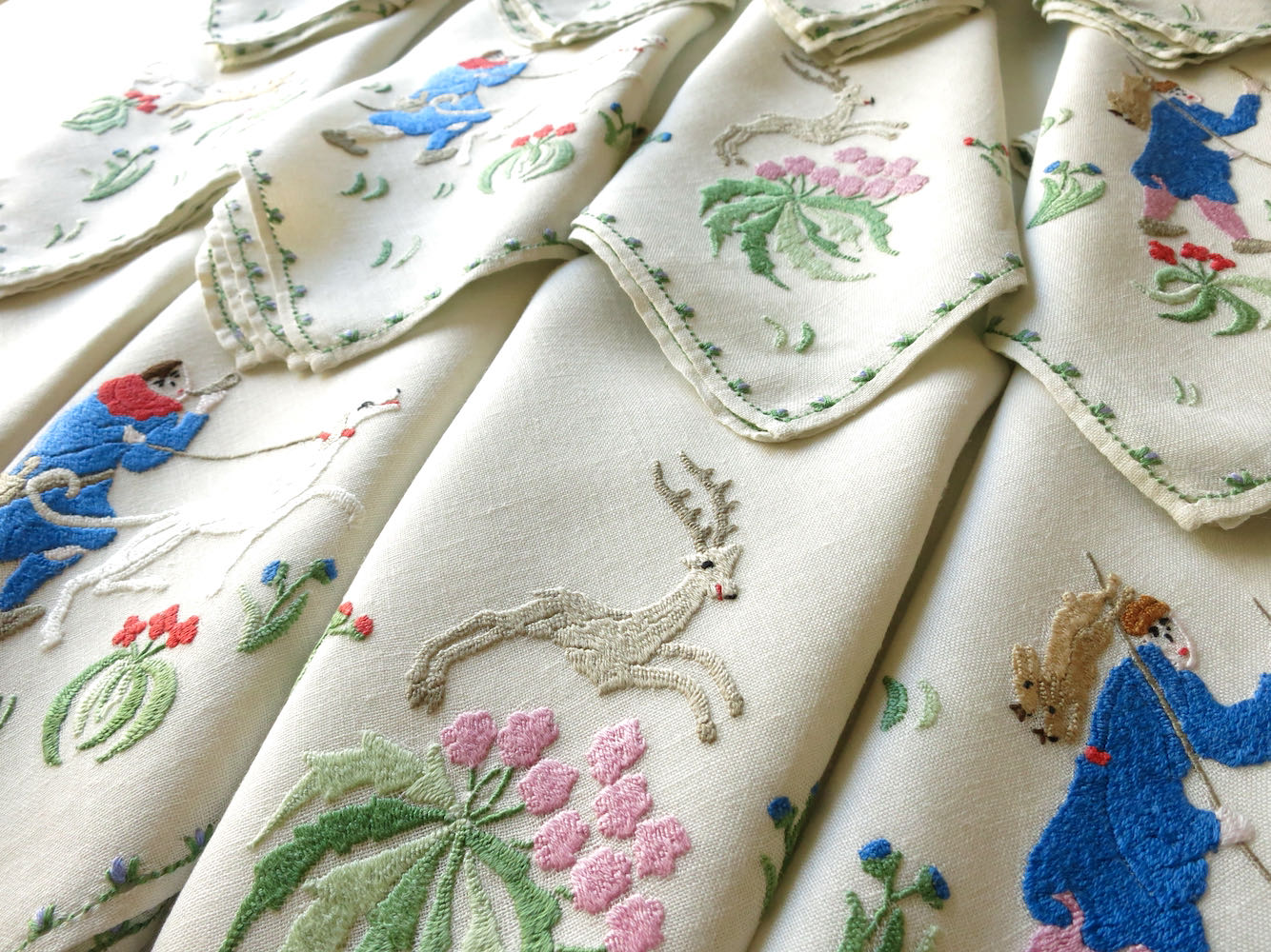 Vintage Rapisardi Hunting Motif Linen 17" Napkins, Set of 12