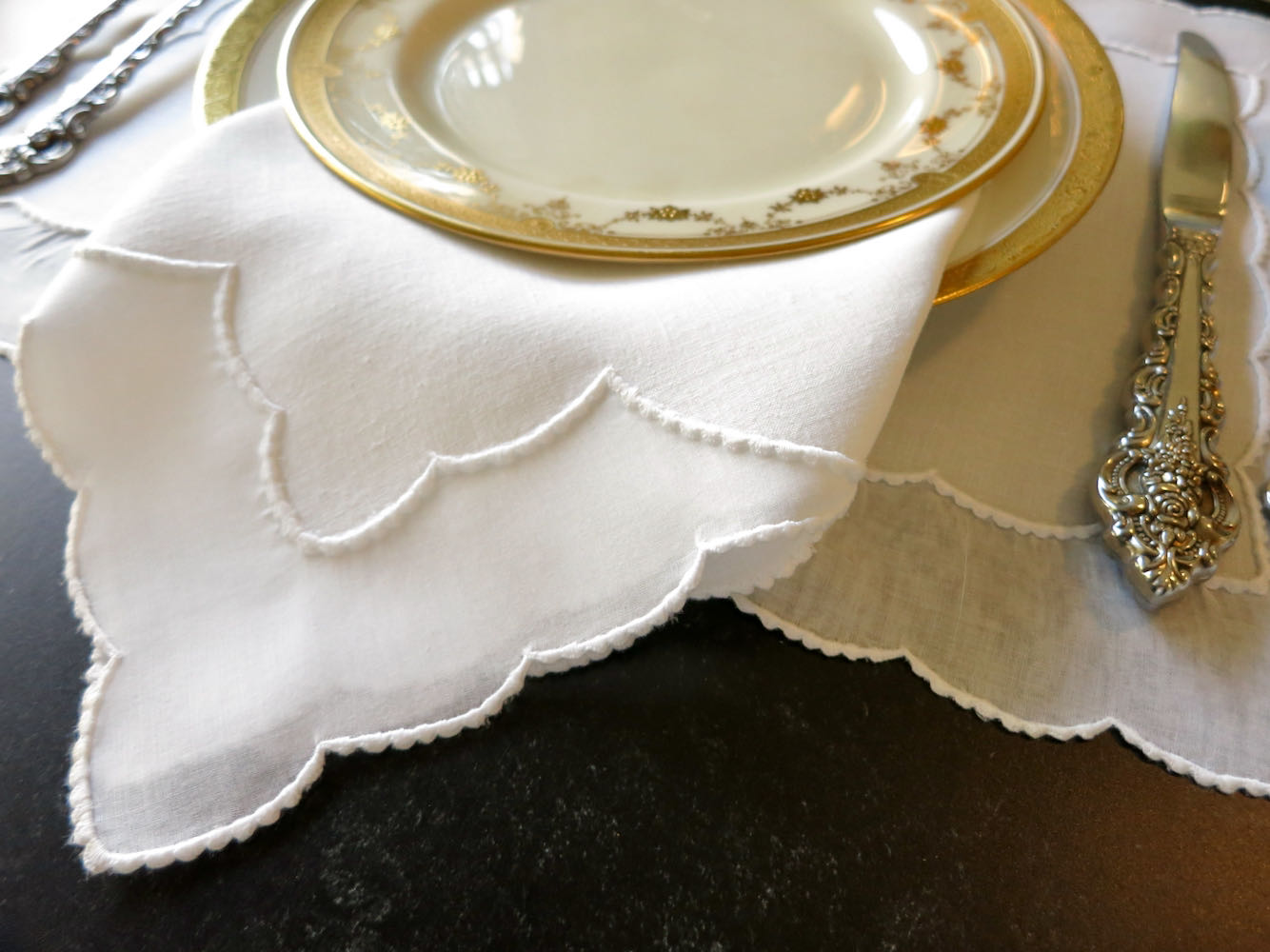 "Scallopino" Pure White Vintage Marghab Madeira 36pc Placemat Set for 12