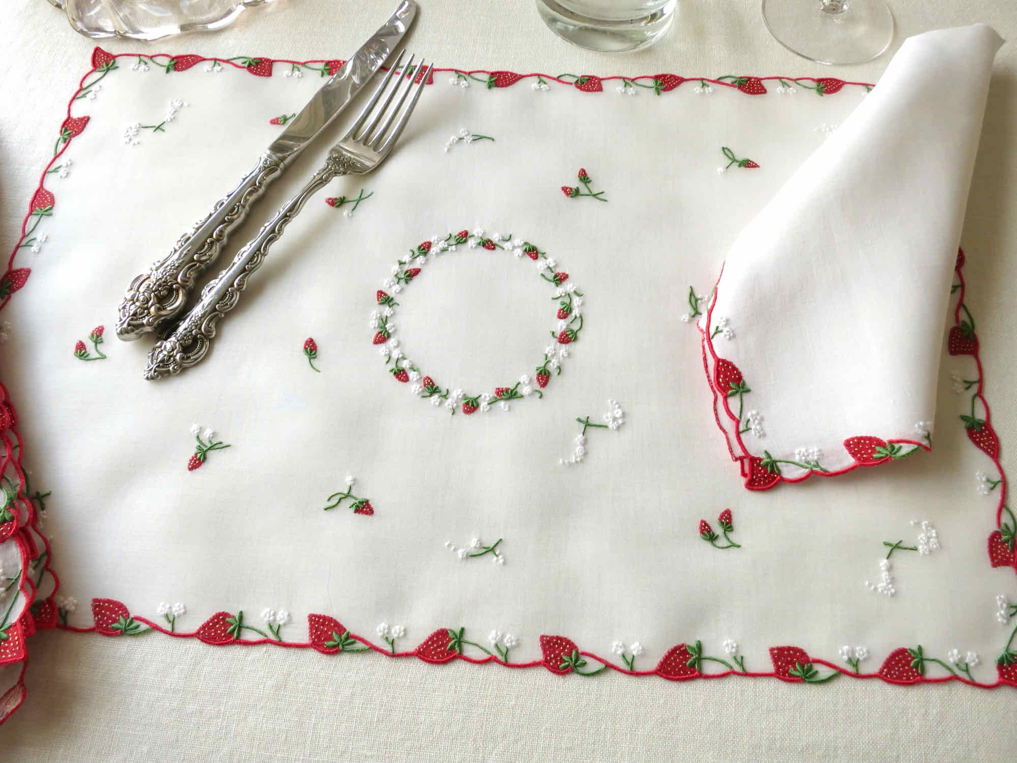 "Strawberry" Marghab Vintage Madeira Embroidered 16pc Placemat Set for 8