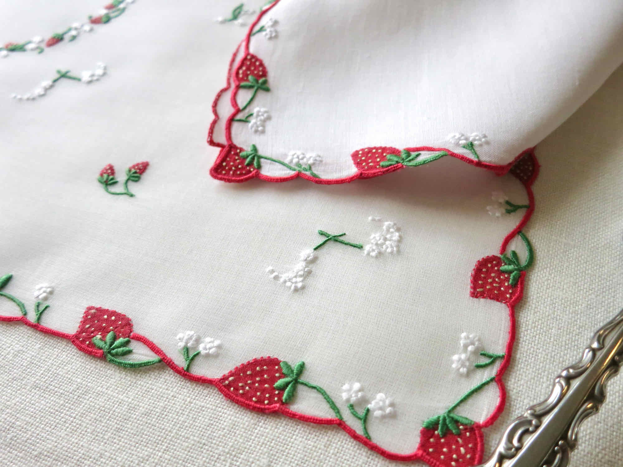 "Strawberry" Marghab Vintage Madeira Embroidered 16pc Placemat Set for 8