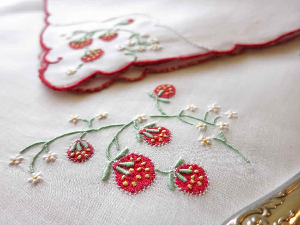 Strawberries Vintage Madeira 19pc Placemat Set for 6