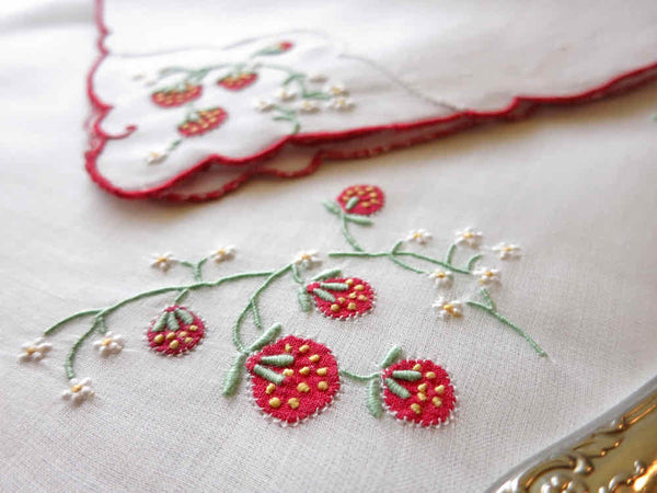 Placemat - Strawberry Bunches - Adorn Goods