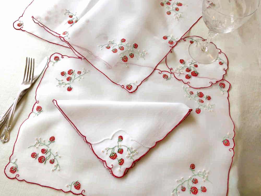 Strawberries Vintage Madeira 19pc Placemat Set for 6