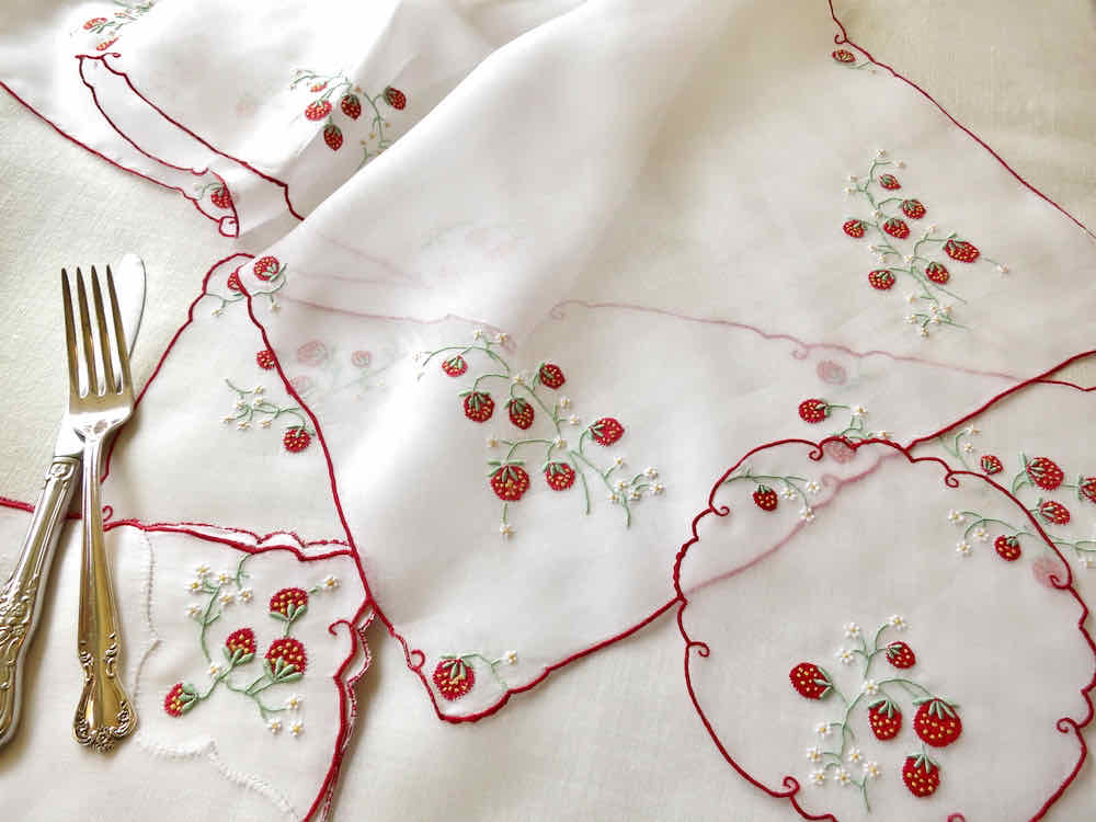 Strawberries Vintage Madeira 19pc Placemat Set for 6