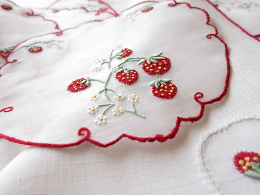 Strawberries Vintage Madeira 19pc Placemat Set for 6