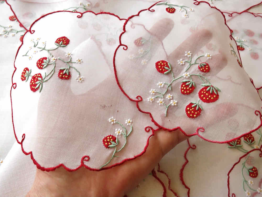 Strawberries Vintage Madeira 19pc Placemat Set for 6