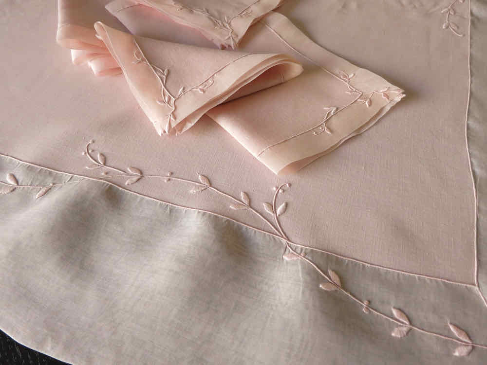 &quot;Trailing Vine&quot; Vintage Marghab Pink Linen Tablecloth &amp; 6 Napkins