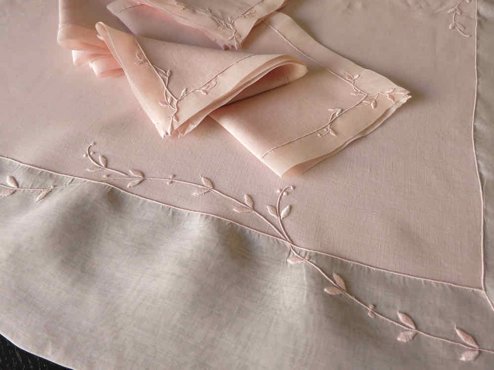 "Trailing Vine" Vintage Marghab Pink Linen Tablecloth & 6 Napkins