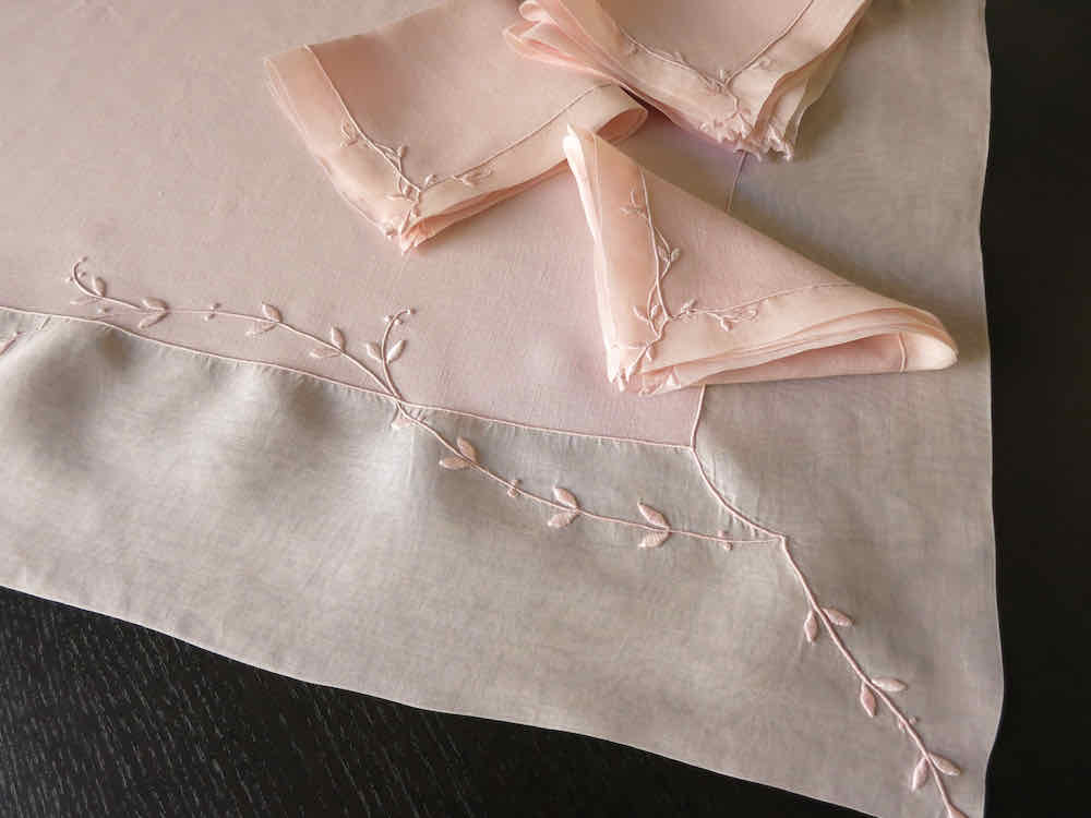 "Trailing Vine" Vintage Marghab Pink Linen Tablecloth & 6 Napkins