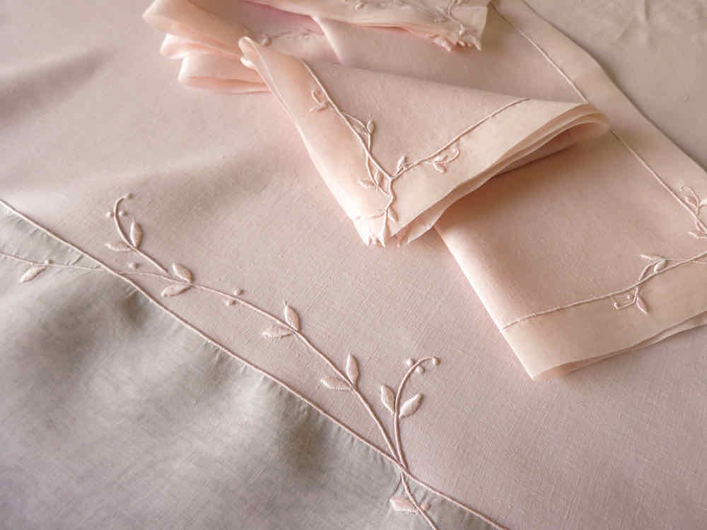 "Trailing Vine" Vintage Marghab Pink Linen Tablecloth & 6 Napkins