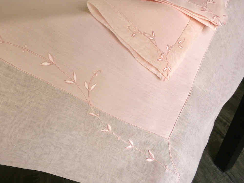 &quot;Trailing Vine&quot; Vintage Marghab Pink Linen Tablecloth &amp; 6 Napkins