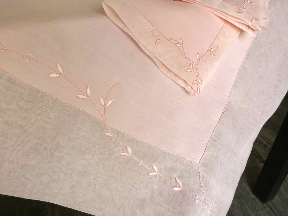 "Trailing Vine" Vintage Marghab Pink Linen Tablecloth & 6 Napkins